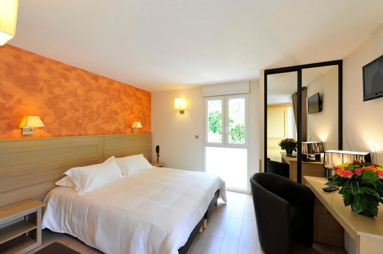 Logis Hotel Restaurant Les 2 Rives - A75, En Bordure De Riviere Banassac Exterior foto