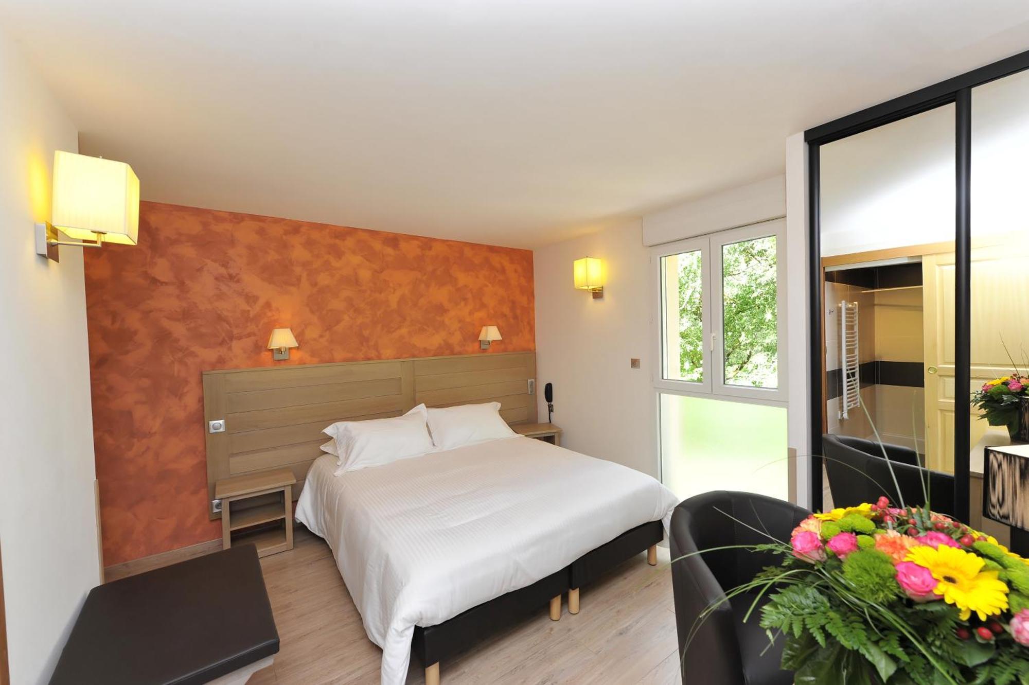 Logis Hotel Restaurant Les 2 Rives - A75, En Bordure De Riviere Banassac Exterior foto