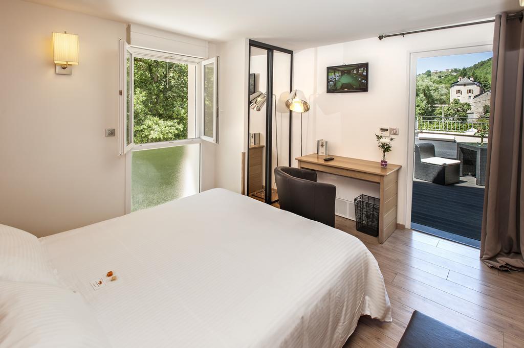 Logis Hotel Restaurant Les 2 Rives - A75, En Bordure De Riviere Banassac Exterior foto