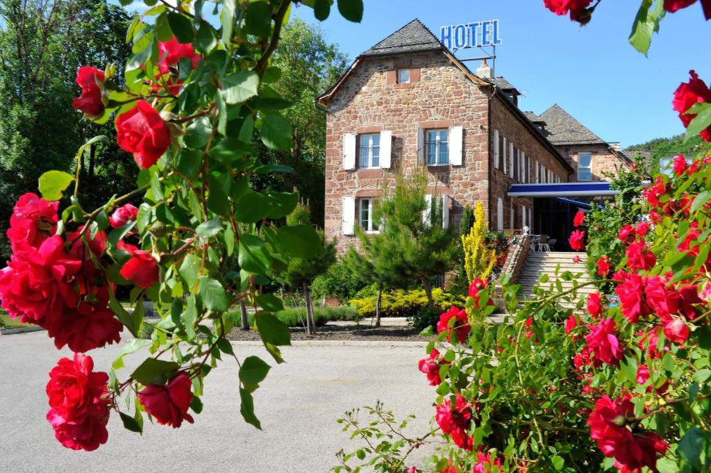 Logis Hotel Restaurant Les 2 Rives - A75, En Bordure De Riviere Banassac Exterior foto